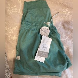 Vuori Performance joggers Calderon Heather size medium BNWT